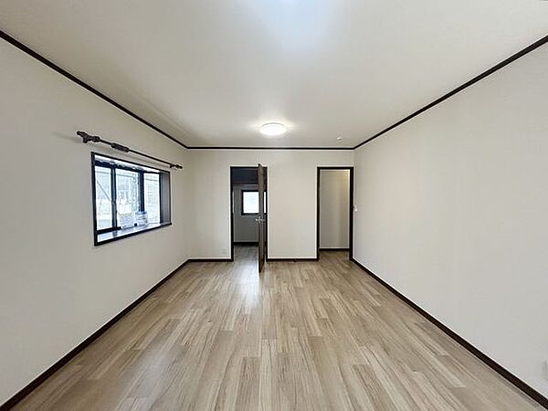 【リフォーム済】2階西側洋室の収納の写真です。床クッションフロア張替え予定です。クリーニング・クロス張替を行いました。お洋服など収納に便利です。