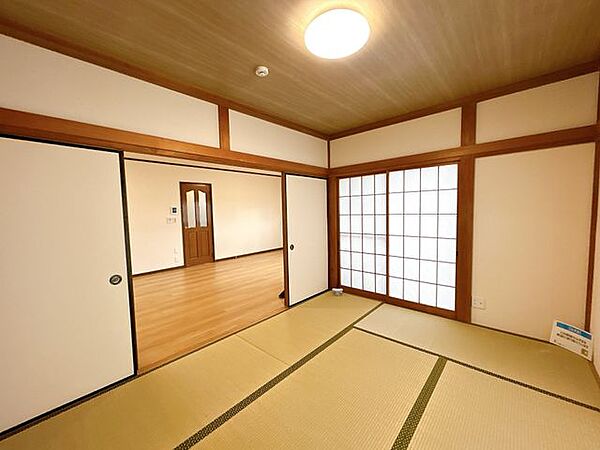 【リフォーム済】1階和室の写真です。畳クリーニング・壁・天井クロス張替え・照明交換・ふすま張替え・障子張り替えを行いました。