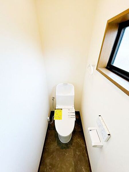 【リフォーム済】2階トイレの写真です。新品交換、クロス張替え、クッションフロア張替え済みです。
