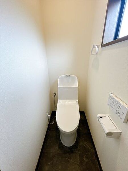 【リフォーム済】2階トイレの写真です。新品交換、クロス張替え、クッションフロア張替え済みです。