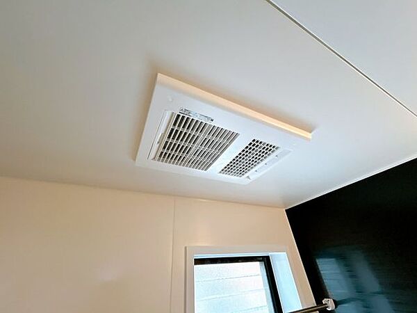 【リフォーム済】新品交換したユニットバスは、浴室乾燥機付きです。天気が悪い日も気にせず洗濯物を干せます。
