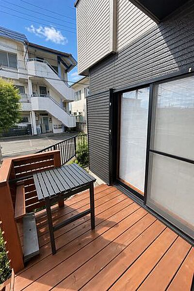 【現地写真】ウッドデッキの写真です。植栽撤去を行いました。昼間はBBQ、夜は夜風にあたりながら晩酌もいいですね。