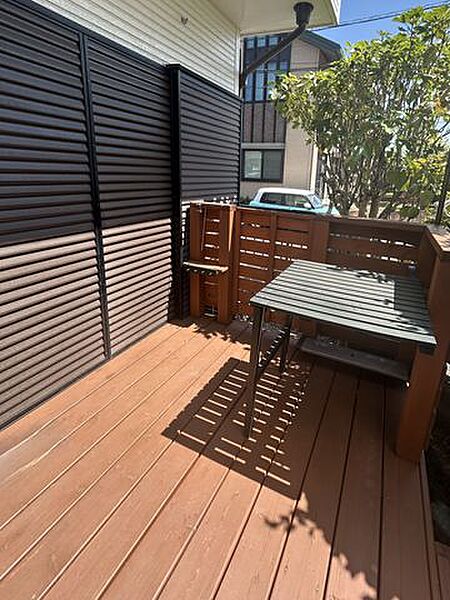 【現地写真】ウッドデッキの写真です。植栽撤去を行いました。昼間はBBQ、夜は夜風にあたりながら晩酌もいいですね。