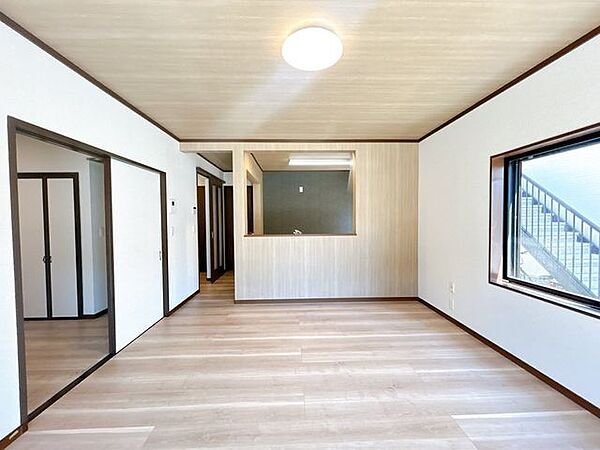 【リフォーム済】リビングの写真です。天井・壁のクロスの張替え、フローリングの上張りを行いました。約14帖のリビングで家族の憩いの場所になりますね。