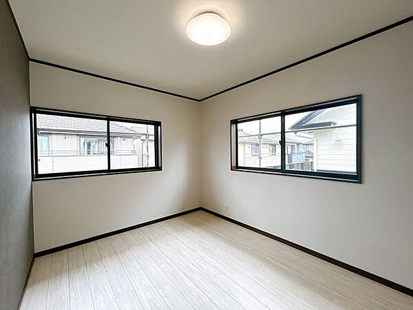 【リフォーム済】2階北東側洋室の写真です。クロス張替え、照明交換を行いました。