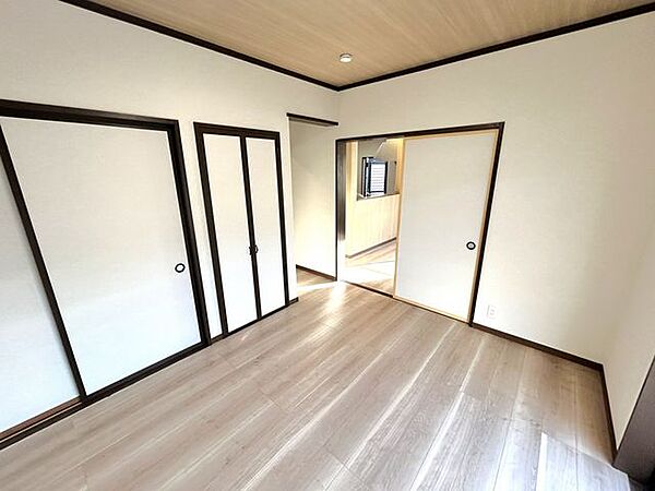 【リフォーム済】1階洋室別角度の写真です。天井、壁のクロス張替えとフローリングの重ね張りをいたしました。