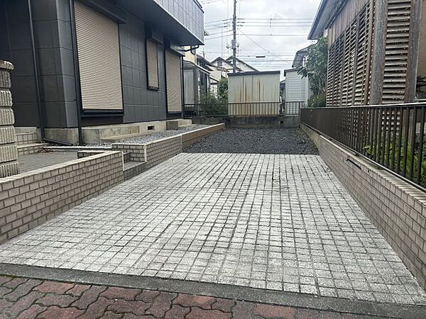 【リフォーム済】駐車場は拡張工事を行い縦列2台可能になりました。入口が歩道なので出入りにもゆとりのある駐車場ですよ♪