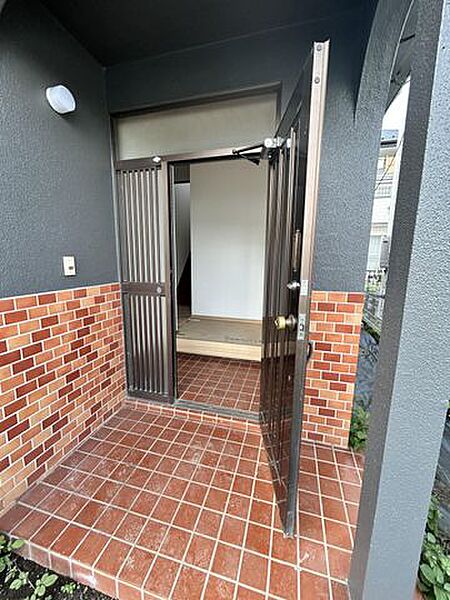 【リフォーム済み】玄関の写真です。鍵交換を行います。