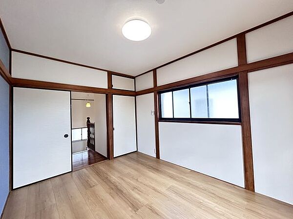 【リフォーム済み】2階西側和室の写真です。フローリング張替、照明交換、を行います。