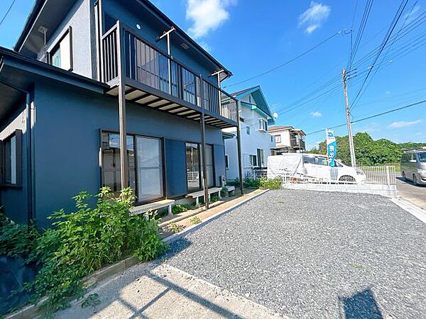 【リフォーム済み】外観別アングルの写真です。外壁と屋根のカバー工法を行い、新たに生まれ変わりました。