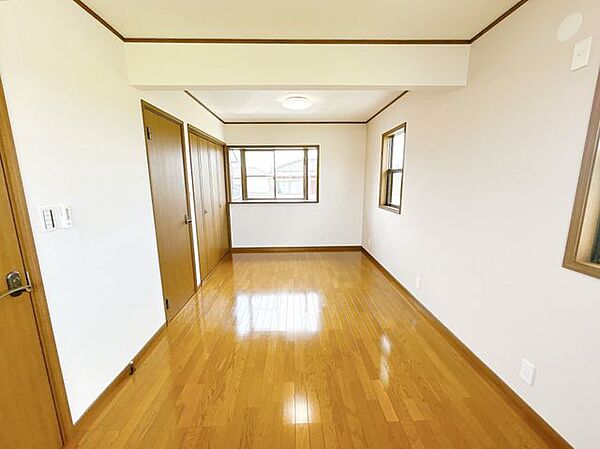 【リフォーム済】洋室の写真です。畳表替え、クロス張替え、襖張替えを行いました。