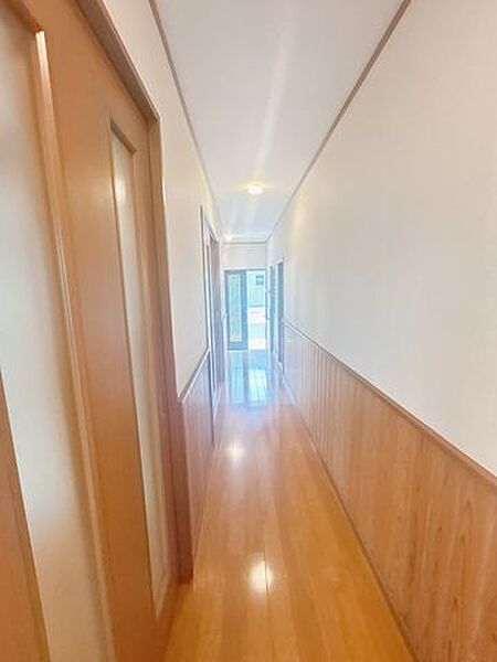 【リフォーム中8/8撮影】廊下の写真です。クロス張替え・照明交換交換を行いました。雰囲気が一新され、気持ちよく生活ができそうです。