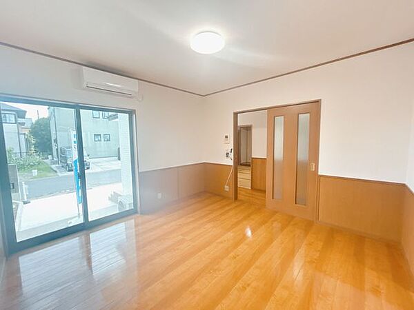 【リフォーム中8/8撮影】DKに続く洋室の写真です。クロス張替え・照明交換を行いました。雰囲気が一新され、気持ちよく生活ができそうです。