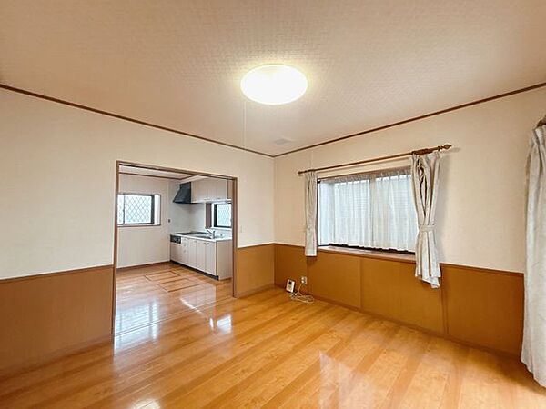 【リフォーム中8/8撮影】DKに続く洋室の写真です。クロス張替え・照明交換を行いました。雰囲気が一新され、気持ちよく生活ができそうです。