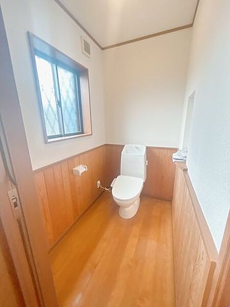 【リフォーム中8/8撮影】トイレの写真です。トイレ交換・クロス張替え・照明交換を行いました。
