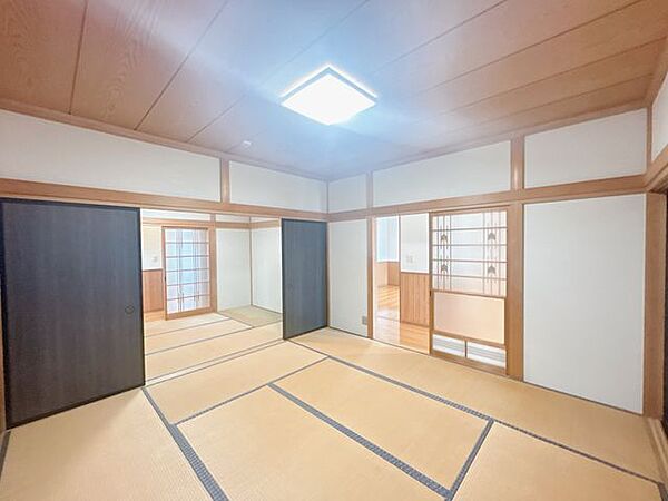 【リフォーム中8/8撮影】和室押入の写真です。クロス張替え・照明交換を行いました。雰囲気が一新され、気持ちよく生活ができそうです。
