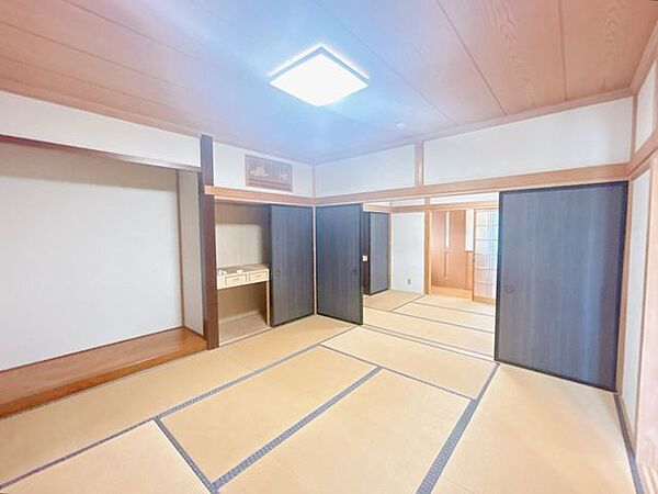 【リフォーム中8/8撮影】和室の写真です。クロス張替え・照明交換を行いました。雰囲気が一新され、気持ちよく生活ができそうです。