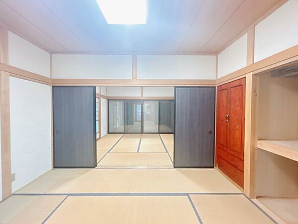 【リフォーム中8/8撮影】和室の写真です。クロス張替え・照明交換を行いました。雰囲気が一新され、気持ちよく生活ができそうです。