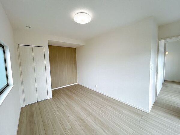 【リフォーム済】洋室の写真です。クロス張替え、照明交換を行いました。