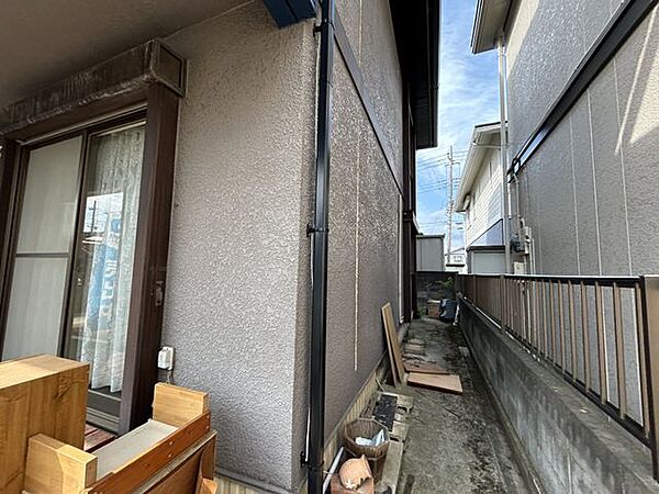 【リフォーム中8/21撮影】外観東側の写真です。建物廻り防草シート設置杭留め、砕石敷き込み予定です♪