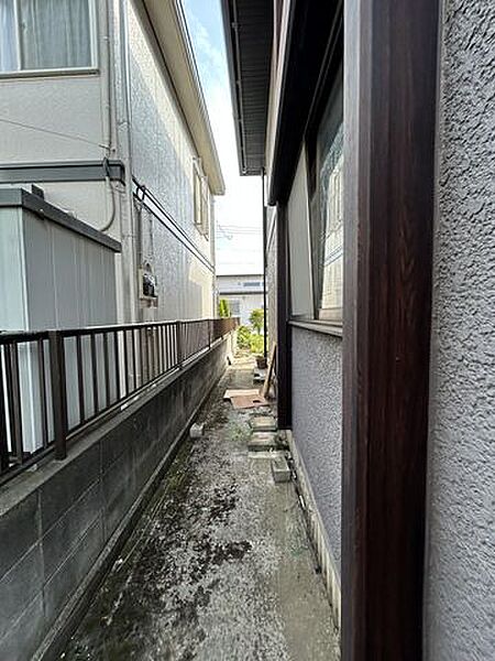【リフォーム中8/21撮影】外観西側の写真です。建物廻り防草シート設置杭留め・砕石敷き込み予定です♪