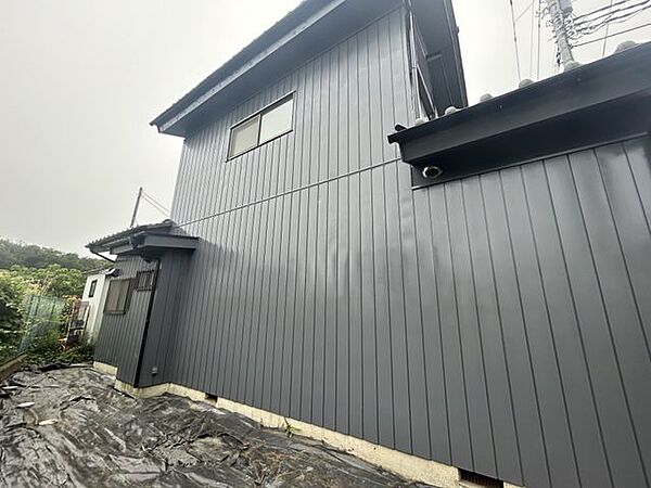 【リフォーム済】建物北側の写真です。防草シート敷き込みました。