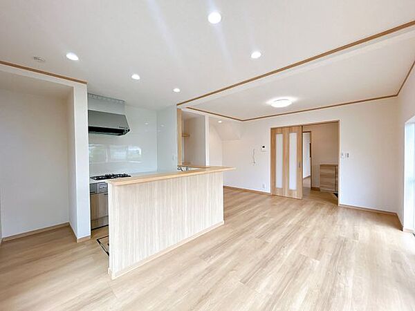 【リフォーム済】LDK写真です。床フローリング仕上げ・建具交換・クロス張替え・照明交換を行いました。
