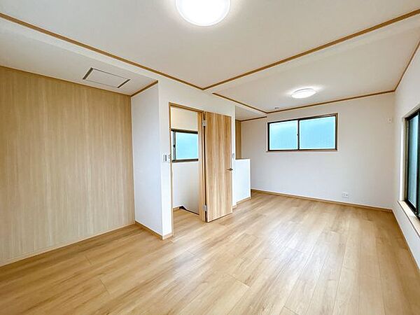 【リフォーム済】2階洋室の写真です。床フローリング仕上げ・クロス張替え・照明交換を行いました。