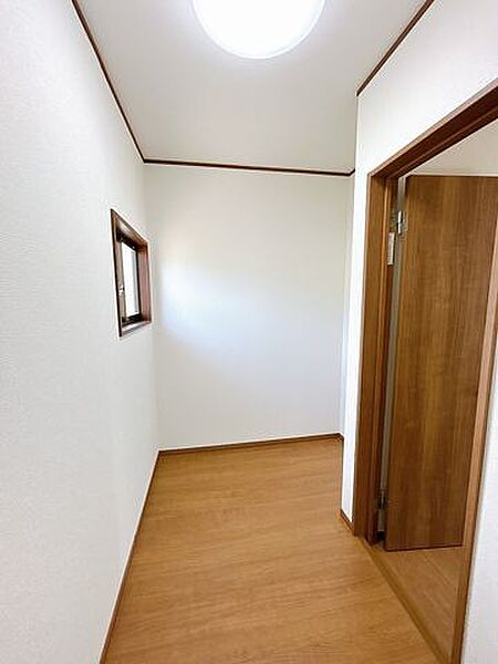【リフォーム済】2階クローゼット（北側）写真です。床フローリング張り、クロス張替え、LED照明交換済です。ウォークインクローゼットや書斎等でご利用可能です。