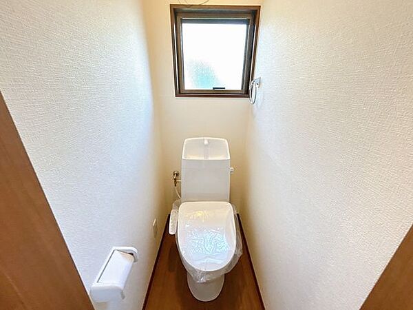 【リフォーム済】1階トイレ写真です。新しいトイレに交換済です。直接肌に触れるところなので設備が新しいと気持ちいいですね。床クッションフロア張替、壁天井クロス張替を行います。