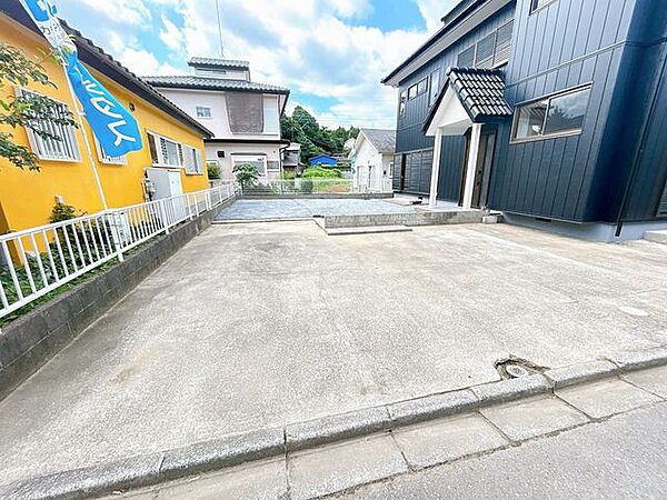 【リフォーム済】駐車スペース写真です。3台以上駐車可能です。敷地内の樹木伐採、整地済です。