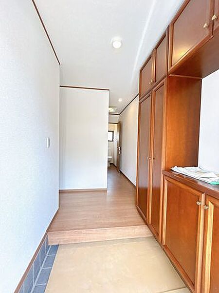 【リフォーム済】玄関ホール写真です。床フローリング張り、クロス張替え、LED照明交換、シューズボックスクリーニング済です。明るくスッキリとした玄関に生まれかわりました。