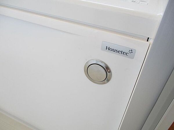 【排水栓】浴室の排水栓はポップアップ式です。ワンタッチで浴槽のお水を排水できます。チェーンが付いてないので、お掃除もラクになりますね。