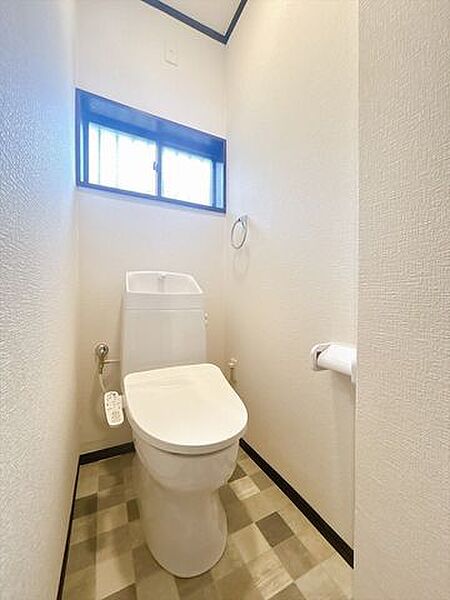 【リフォーム済】1階トイレ。新しい温水洗浄機能付きトイレに交換いたしました。直接肌に触れるところなので設備が新しいと気持ちいいですね。床クッションフロア張替、壁天井クロス張替を行いました。