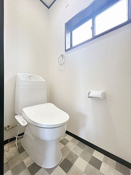 【リフォーム済】2階トイレ。新しい温水洗浄機能付きトイレに交換いたしました。おうちにトイレが2つあれば、順番待ちのイライラも解消ですね。床クッションフロア張替、壁天井クロス張替を行いました。
