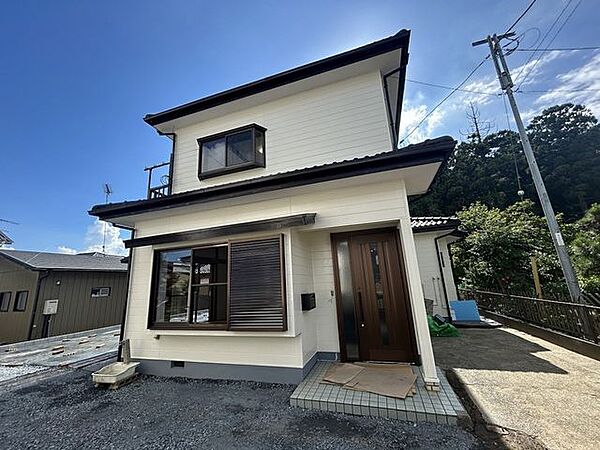 【リフォーム済】外観。外壁、屋根はもちろんのこと雨戸・雨樋等も塗装いたしました。塗装で綺麗な外観へ仕上がりました。