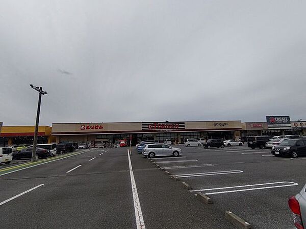 【スーパー】とりせん木田余店様まで1.5km（徒歩約19分）。日々のお買い物に欠かせないスーパーまで遠くない距離。近くにスーパーがあると買い忘れがあってもすぐにお買い物できるので便利ですね…