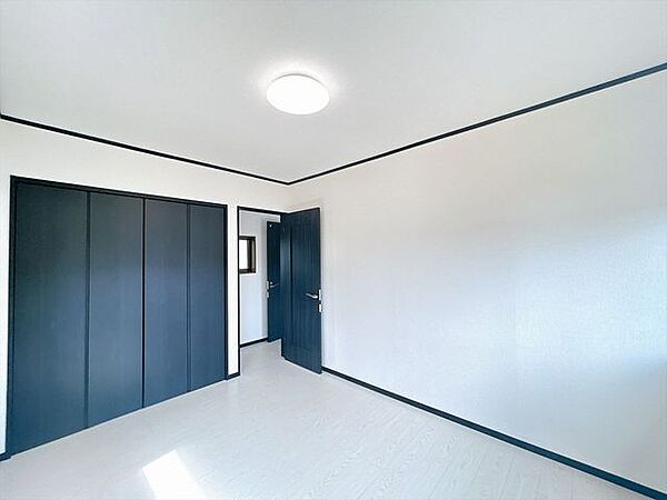 【リフォーム済】2階6帖風通しがよく南側で日の当たるお部屋です。お子様のお部屋にいかがでしょうか。収納スペースもばっちりございます。床フローリング張り、クロス張替を行いました。