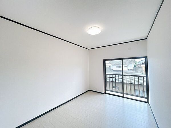 【リフォーム済】2階6帖洋室。収納部屋としても活用できます。床フローリング張り、クロス張替を行いました。