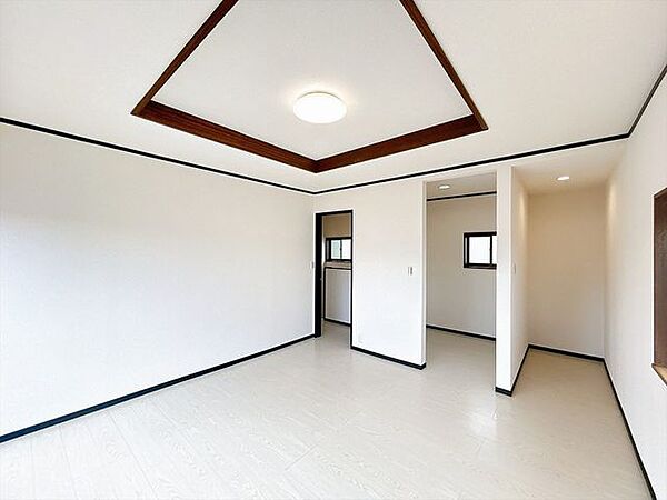 【リフォーム済】2階9帖の洋室です。主寝室にもおすすめです。窓が大きく日がよく入ります。収納スペースもありますのでお洋服をたくさんお持ちの方も安心ですね。