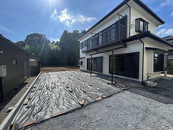 【リフォーム済】庭。家庭菜園やガーデニングはいかがですか。（ただし土の入れ替え等が必要となる場合があります）。防草シートを敷きました。