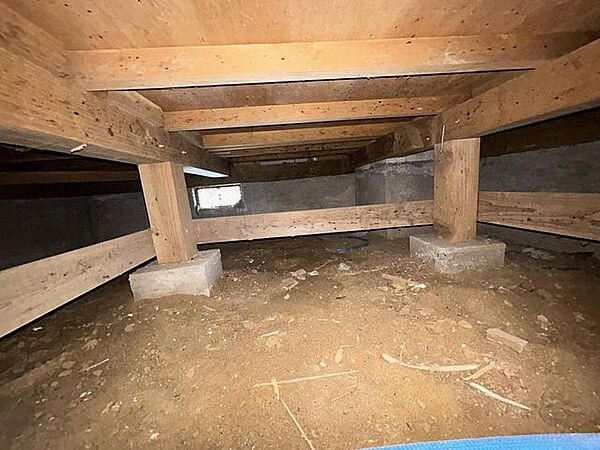 【リフォーム済】中古住宅の3大リスクである、雨漏り、主要構造部分の欠陥や腐食、給排水管の漏水や故障を2年間保証します。その前提で床下まで確認し、シロアリの被害調査と防除工事も行いました。