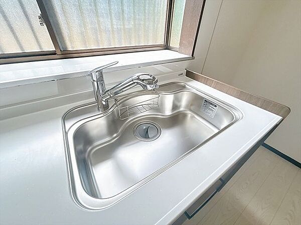 【シンク】新品交換済のキッチンのシンクはサビにくく熱に強いステンレス製です。水はねの音を抑える静音設計で、従来よりもさらに水音が静かになっています。