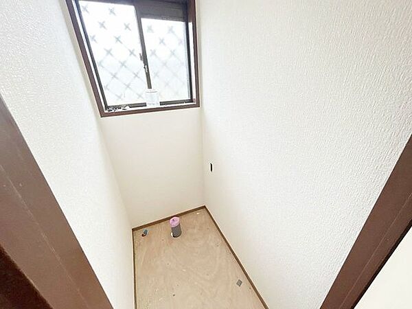 【リフォーム中7/18更新】2階トイレ。新しい温水洗浄機能付きトイレに交換いたします。おうちにトイレが2つあれば、順番待ちのイライラも解消ですね。床クッションフロア張替、壁天井クロス張替を行います。