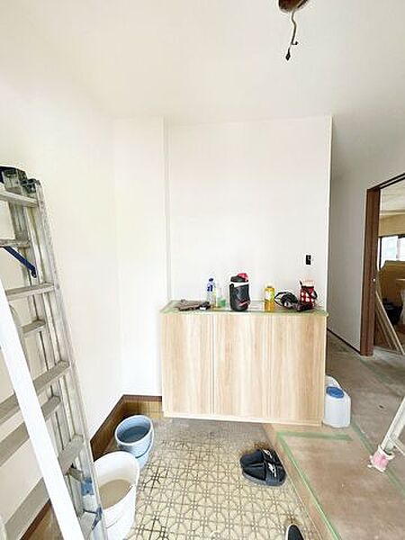 【リフォーム中7/18更新】玄関ホール。シューズボックスは新しく交換します。ローボードは収納力はもちろん、上部には小物もおくことができ玄関空間をアレンジできますね。