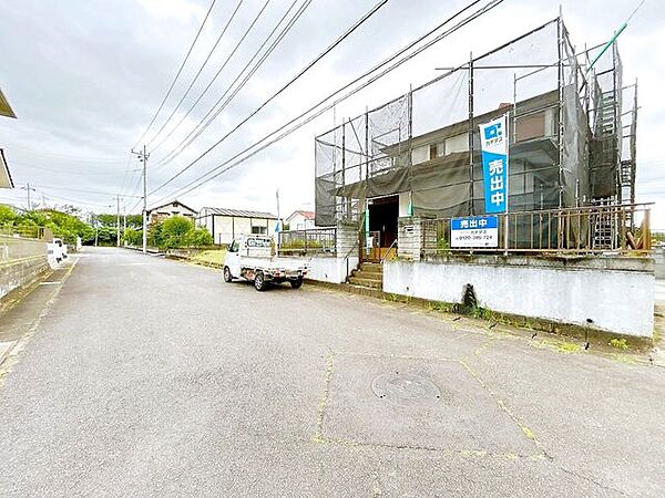 【前面道路】前面道路は約6.7ｍありますので、駐車やすれ違いがしやすいですね。