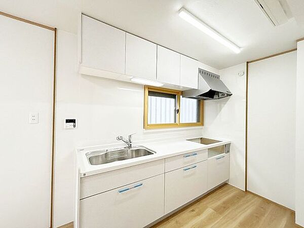 【リフォーム済】キッチン。新しいシステムキッチンに交換いたしました。インテリアに合わせやすくお手入れもしやすい人工大理石のワークトップとステンレス製シンクのキッチンです。毎日キッチンに立つ…