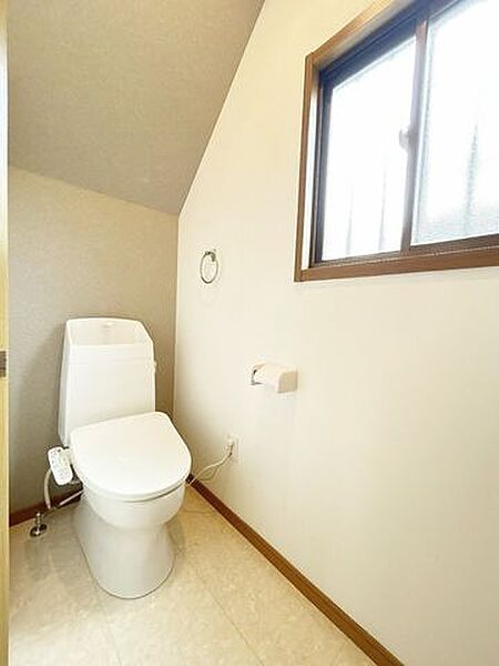 【リフォーム済】1階トイレ。新しい温水洗浄機能付きトイレに交換いたしました。直接肌に触れるところなので設備が新しいと気持ちいいですね。床クリーニング、壁天井クロス張替を行いました。