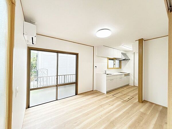 【リフォーム済】ダイニング。リビングとスライドドアでオープン空間でもクローズ空間でもご使用可能です。床フローリング張り、壁天井クロス張りを行いました。