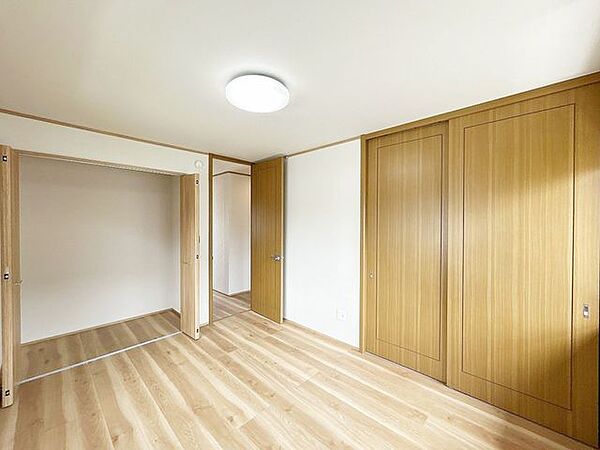 【リフォーム済】2階6帖西側洋室。主寝室にもおすすめです。クローゼットは建具交換を行います。床フローリング張り、壁天井クロス張りを行いました。